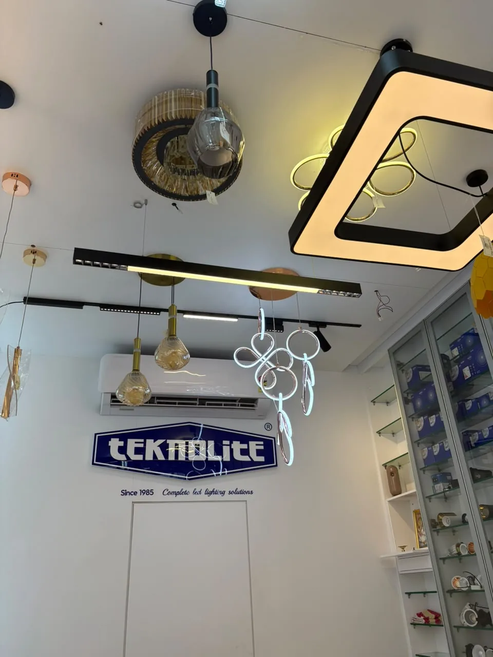 TeknoLite LED profiles, track lighting and linear fixtures on display